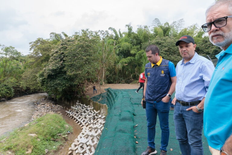 RESIDENTES DEL OLÍMPICO II SE BENEFICIARON CON LA CONSTRUCCIÓN DEL MURO DE CONTENCIÓN